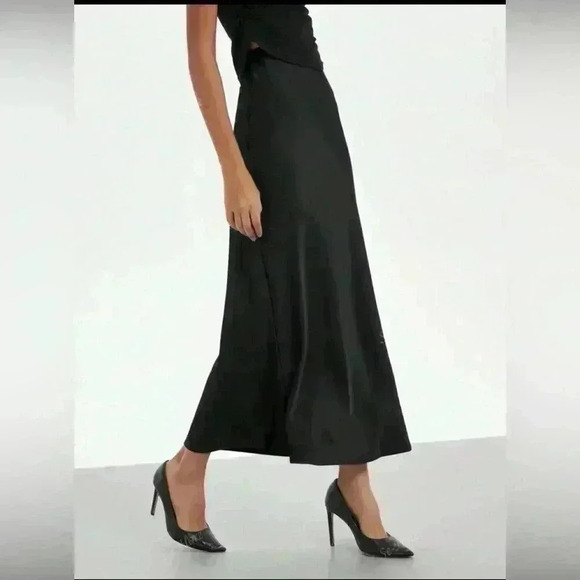 NEW Satin Texture Midi Skirt Size L - Picture 2 of 5